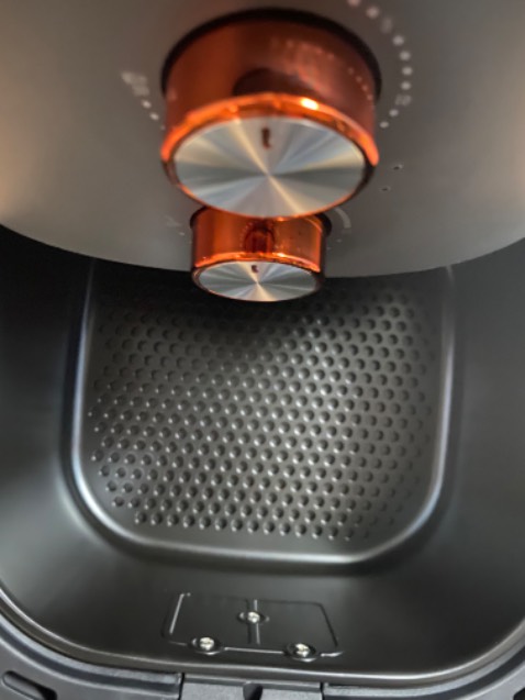 Nồi rất đẹp. Không nghĩ nó lại to vậy luôn. Được tặng quà kèm theo và giá cả thấy hợp lý. Vừa mới khử mùi, đúng là khi nướng tiếng khá ồn.
Mình luôn đặt hàng trên tiki vì giao hàng nhanh, đóng gói rất cẩn thận, nhân viên dễ thương. Mua hàng riết anh giao hàng quen mặt.