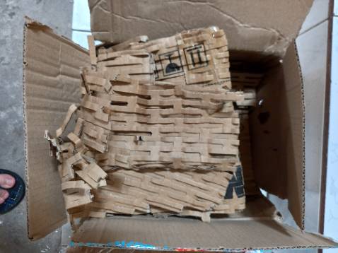 Giao hàng  bj hư.   Bể 1 chai .. 1 chai  thì nắp  bị hở.  2 chai giao như  vậy là  tệ nha shop