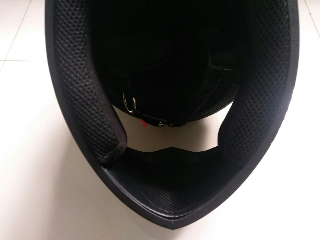 Phần cằm hoàn toàn không được bảo vệ, cũng không có lớp mút nên khi đội vào sẽ để hở một khoảng rộng, gió và bụi sẽ lùa vào. Phần múy xốp chỉ che chắn đầu được như mũ 1/2.
Để an toàn cho bản thân mọi người nên đầu tư vào một cái nón có giá cao hơn.