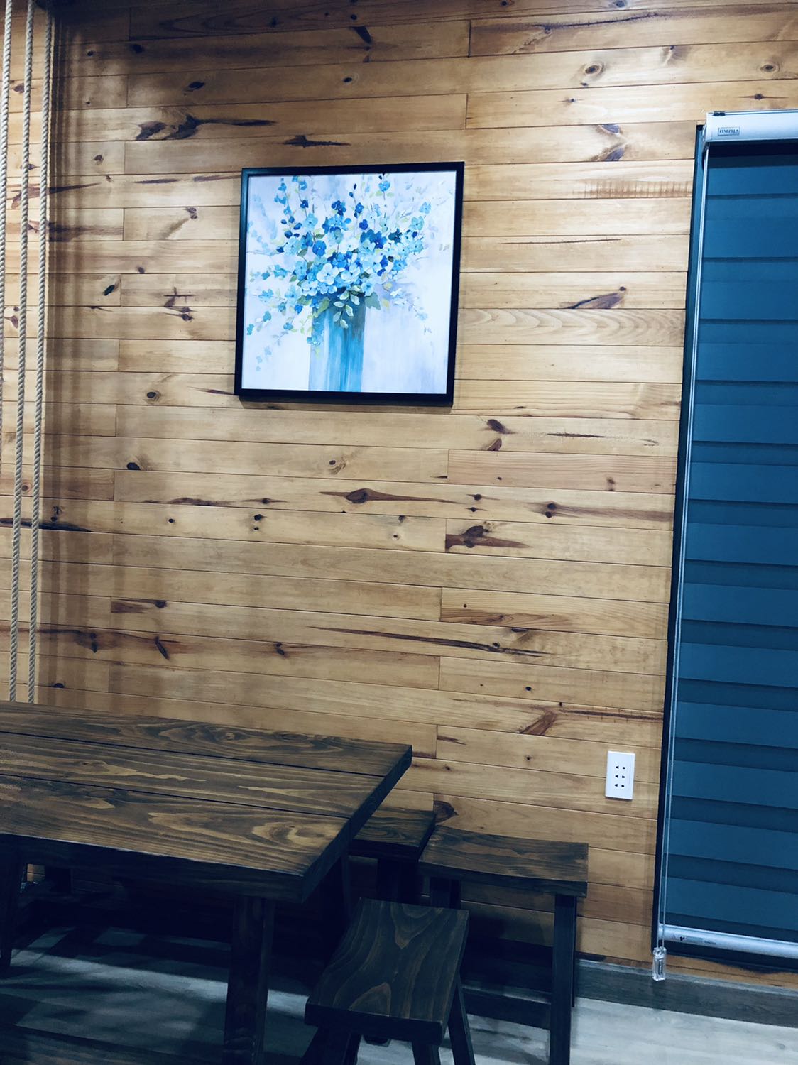 Đẹp, nhã nhặn, mình thích hoa màu xanh. Treo nhà gỗ nên nhìn dễ chịu