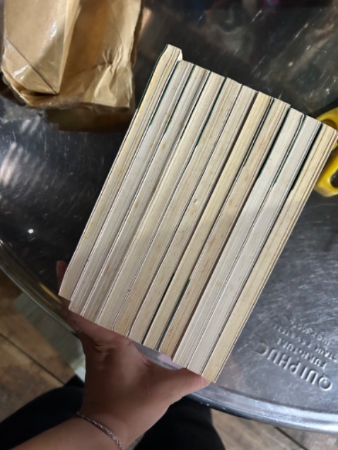 Sách bị ố vàng, mốc ẩm do khâu bảo quản không đảm bảo. Nhà sách cần thông tin tình trạng sách cho người mua trước khi giao hàng hoặc nói rõ trong phần mô tả sản phẩm về các tình huống có thể xảy ra khi nhận sách.