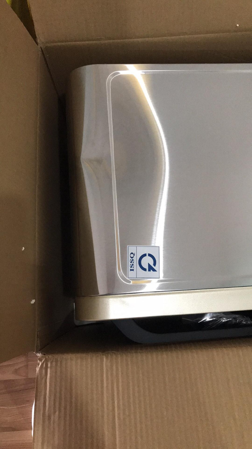 Tôi nhận được hàng nhưng bị móp méo vỏ tole của lò. Tiki xác nhận sẽ nhận lại hoàn & hoàn lại tiền, nhưng chỉ hoàn lại tiền hàng thôi, còn phụ phí hàng cồng kềnh (42K) thì không trả lại. Thiết nghĩ số tiền phụ phí không lớn nhưng giao dịch không thành công, gây phiền hà ít nhiều cho khách hàng nhưng Tiki vẫn thu phí này (phí này chả khác nào phí ship) đã làm cho tôi cảm thấy chưa thật sự hài lòng với Tiki.