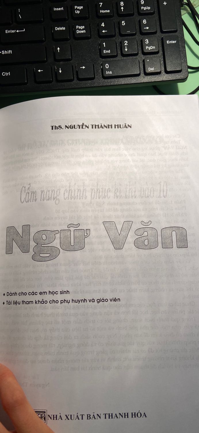Về dịch vụ: ship nhanh, rất ok. Nhưng tiki làm ơn đóng gói sách cho khách cẩn thận đi. Sách dày mà chỉ cho vào trong hộp k bọc k lót gì cả, di chuyển xóc rồi nhăn gáy sách, long gáy sách. 
Về Chất lượng: chữ mấy trang đầu rất mờ. Sách chính hãng không mà kì vậy?
Nội dung thì sách mới về nên mk chưa đọc. Lướt qua thì thấy giá tác giả làm mục lục kĩ hơn. Chứ tìm mệt quá!