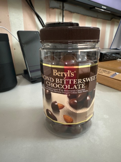 Socola Malaysia này rất ngon, đặt hàng rồi vô shoppee xem mới thấy giá bên đó rẻ hơn.