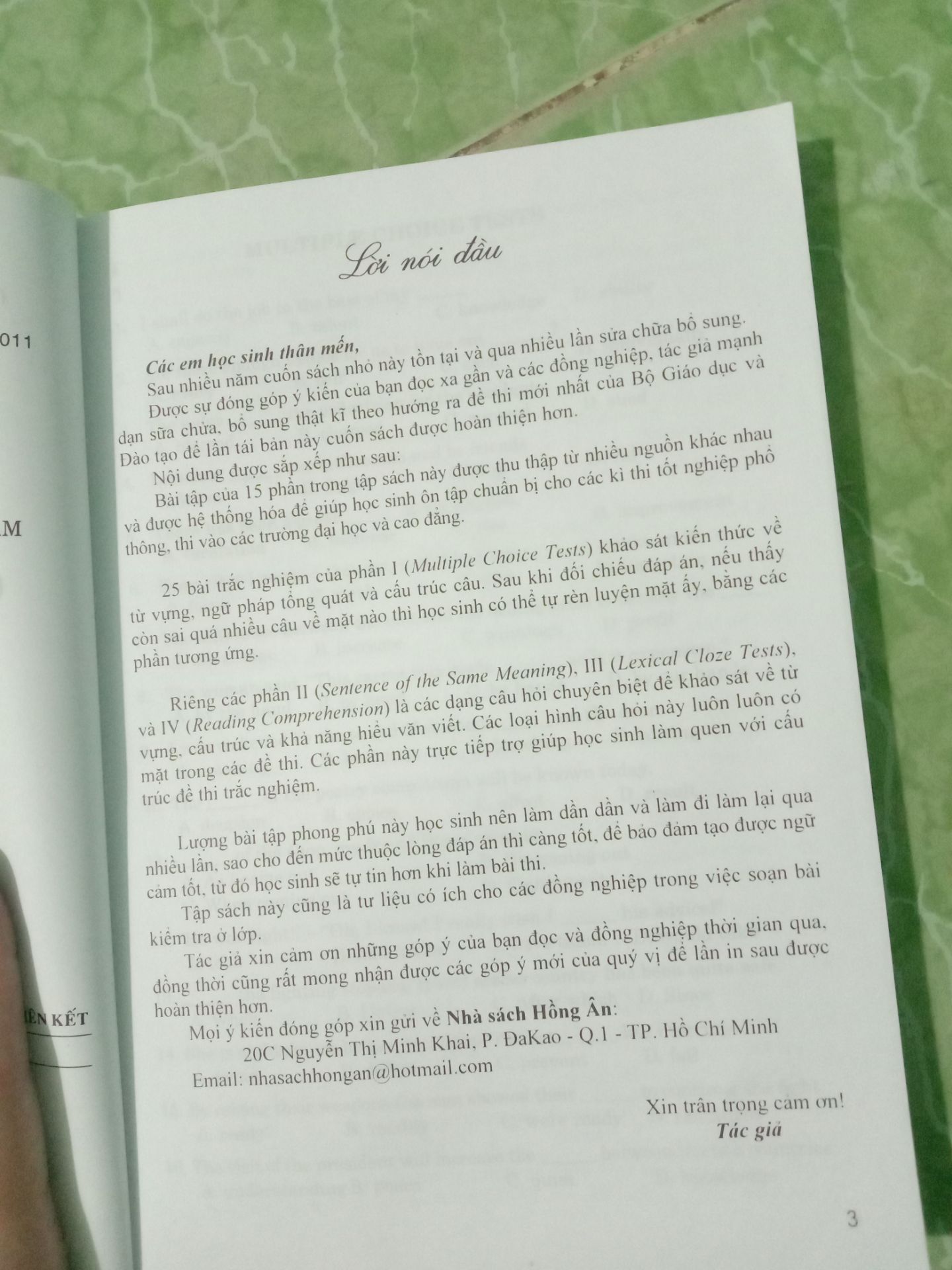 Cuốn sách này gồm 360 trang tất cả, khá dày, cỡ bằng 2 cuốn sgk Văn 9 ấy, dày dày cỡ đó :v dùng cho học sinh lớp 12 luyện thi trung học phổ thông, nhưng các bạn vẫn có thể làm để ôn tập thi chuyên Anh vào 10 rất tốt nhé. Đây là cuốn sách tổng hợp 15 dạng bài trong các đề thi tiếng Anh. Sau mỗi phần sẽ có key để các bạn check bài làm của mình. Các câu hỏi có trình độ trải từ B1 đến C1 và C2, nội dung khá đa dạng và dễ choáng :)))

Điểm mạnh:
- Kiến thức đa dạng, giúp luyện tập tốt các dạng hay ra trong đề
- Khối lượng bài lớn luyện kĩ năng làm bài nhanh nhưng vẫn cẩn thận

Điểm yếu:
- Nhiều cấu trúc lặp lại dễ gây nhàm chán
- Một số câu trong key có thể chưa chuẩn/không đạt điểm tối đa khi thi :<

Nhưng nhìn chung vẫn ổn nhé mọi ngừiiii. Giao sách thì không có bookcare nhưng không rách, móp, sứt mẻ gì cả.
