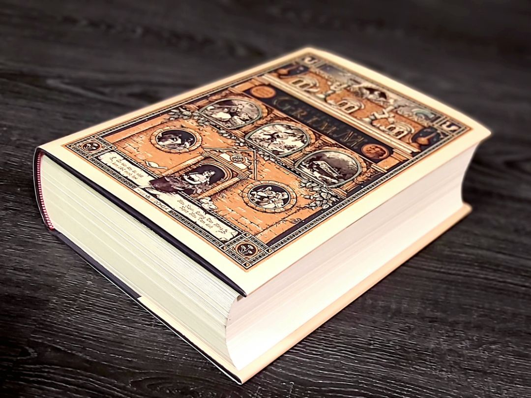 Sách đẹp nên mua về sưu tầm. Chỉ nhìn thôi đã thích rồi. Sờ mát tay luôn 😆😋. 
Sách dày nên được đóng gói cẩn thận. Dịch vụ Tiki rất chuyên nghiệp, từ khâu đặt hàng cho KH nhiều lựa chọn, giao hàng đúng hẹn và nhân viên giao hàng nghiêm túc cũng rất thân thiện. Ủng hộ lâu dài. Like &Thanks!