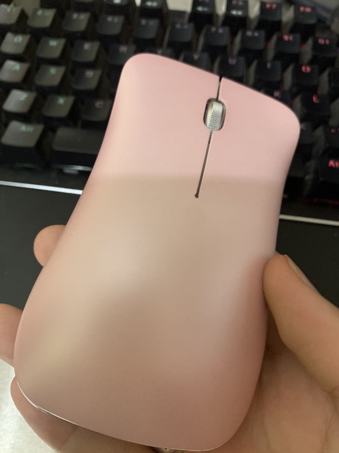 Chuột khá mỏng và nhẹ, màu sắc rất nữ tính, thích hợp cho các bạn nữa làm việc văn phòng, mang đi du lịch hay đi dã ngoại cũng rất phù hợp. Mình rất hài lòng với sản phẩm này