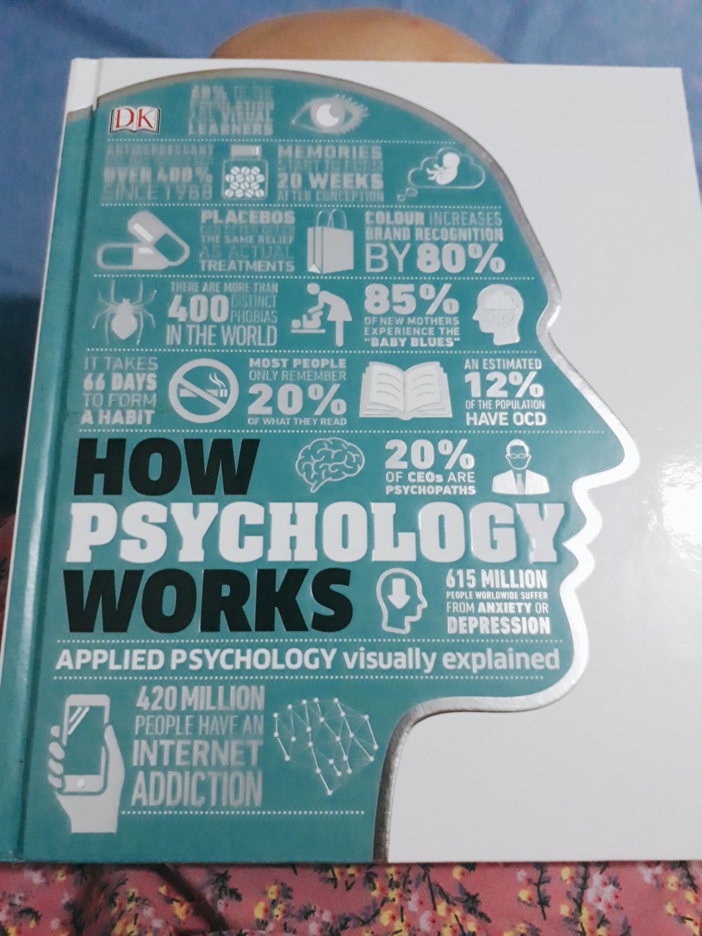 Sách giao mùa dịch nên hơi lâu nhưng fahasa đóng gói rất kĩ nên rất ưng. Sách mới rất đẹp cầm rất là thích có ánh bạc nhẹ nên nhìn xịn xò. Có hơi quăn góc xíu xiu thui nhưng chấp nhận đc. Nên mua