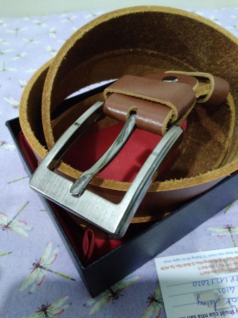 Thắt lưng được làm bằng da thật. Sản phẩm có hộp nhìn lịch sự và có phiếu bảo hành.