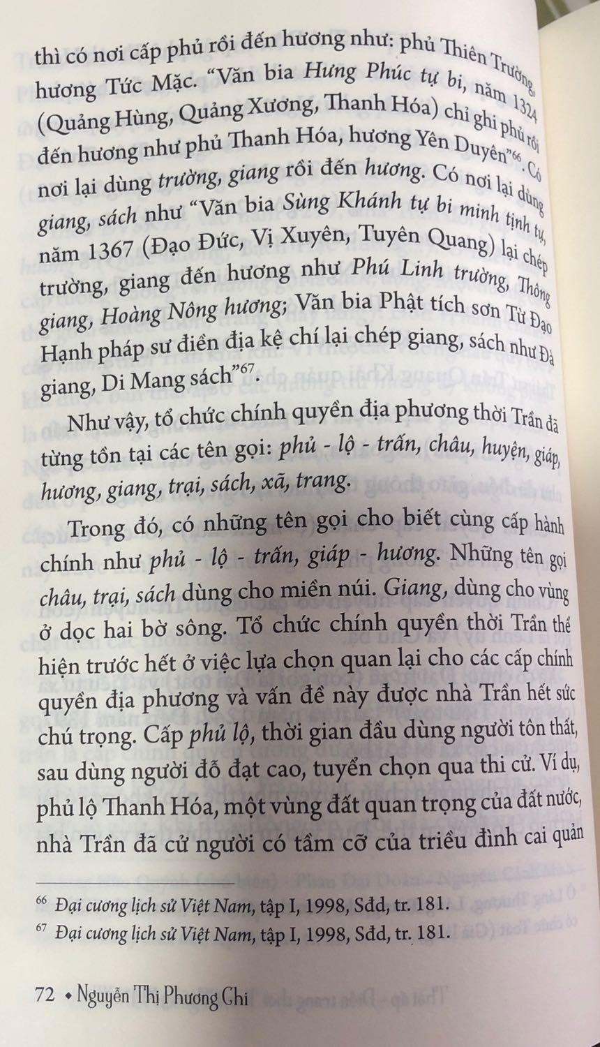 Sách được chuyển từ luận án tiến sĩ của cô Nguyễn Thị Phương Chi về Điền trang, thái ấp nhà Trần. Cô Chi là một trong những người nghiên cứu rất kỹ về thời Trần, nhiều bài nghiên cứu của cô về văn hoá, xã hội và thương nghiệp ở giai đoạn đó, đã hỗ trợ rất nhiều cho những người nghiên cứu phía sau, mà Điền trang - Thái ấp là một trong số đó. Khi sách sẽ hiểu tại sao nhà Trần lại sử dụng Điền trang - Thái ấp như một cuộc khai hoang, tổ chức vùng dân mới và bảo vệ đất nước. Để rồi sau dần, chính cách tổ chức điền trang ấy lại tạo ra những phân hoá giàu nghèo và mâu thuẫn ngay trong nội bộ đất nước. Nghiên cứu kết hợp với khảo cổ học và bia ký nên cho ta cái nhìn toàn cảnh hơn, những thứ mà chúng ta không thể tìm thấy trong sách sử thông thường như Đại Việt sử ký toàn thư, An Nam chí lược hay Vân đài thoại ngữ, Kiến văn tiểu lục (những sách viết cùng thời hoặc thời đại sau đó). Vì nghiên cứu dựa trên sử liệu kết hợp với khảo cổ, nên mang tính khoa học cao. Sách dành cho những ai muốn nghiên cứu sâu về nhà Trần.

Maihabooks rất dễ thương vì gửi kèm message ngay trong sách. Cảm ơn các bạn vì dịch vụ tốt và một cuốn sách hay.