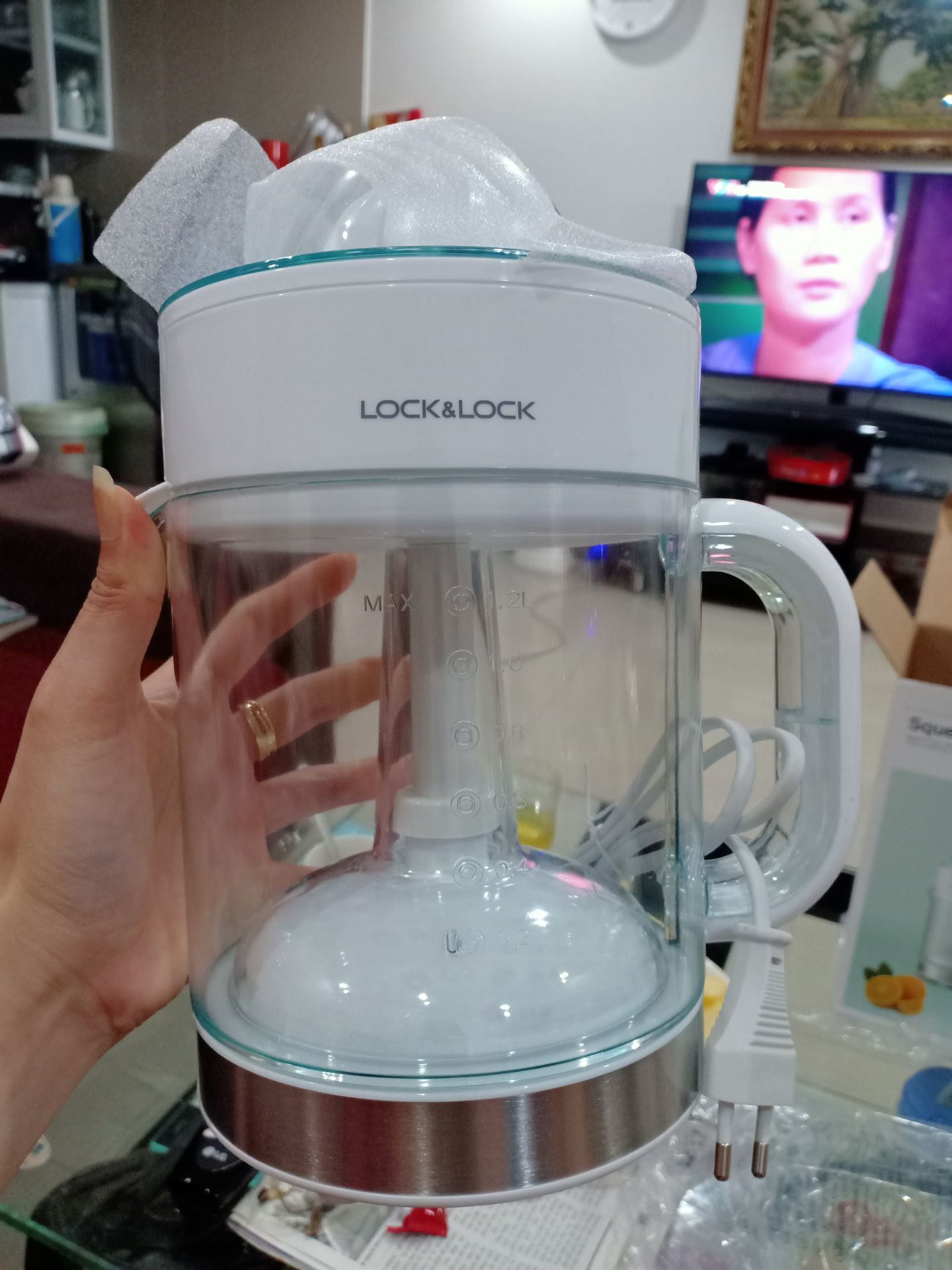 1. Tiki giao hàng nhanh, mình đặt tối qua mà trưa nay đã giao hàng r. Hộp và máy sạch sẽ ko móp méo. Mình mua 294k.
2. Cảm quan máy đẹp. Dung tích lớn 1,2L nên có thể vắt cả 20 quả cam 1 lúc cũng đựng vừa đấy.
3. Công suất 40W nên lực vắt vừa phải, ko nhanh nhưng cũng kiệt nước cam.
4. Thao tác tháo lắp và lau chùi dễ dàng. Tuy nhiên nếu nhà ít người thì các bạn nên mua loại 0,7L cho gọn. Mình mua xong lại thấy to quá đây này.