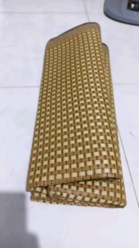 Chiếu nằm thoải mái và sạch, mình nằm dùng ra mồ hôi thì lấy khăn ẩm lau sơ lại nên sạch nhanh, nằm mát lưng không bị bách khó chịu, bé con nhà mình nằm rất ổn, nói chung dẻo dai so với giá thành sản phẩm. độ đan các mắt lưới vừa vặn không quá khít không quá thưa. Tuy nhiên hơi mỏng 1 chút, nhưng với giá thành như thế thì ok. 
Vẫn rất ưng, đóng gói kỹ càng, thư ngỏ đầy đu, chuyên nghiệp nên cho 5 sao!!