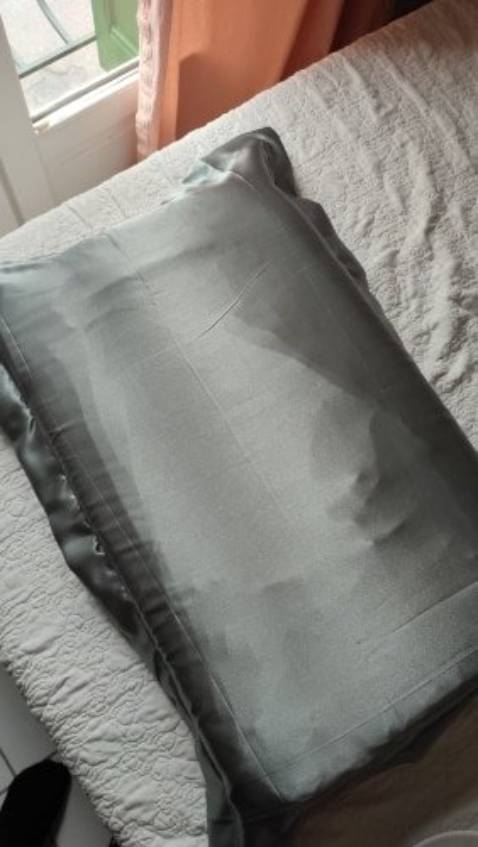 Chất lụa bóng, đường may khá chắc chắn k chỉ thừa, cầm cũng dày dặn nên mua nhé mn