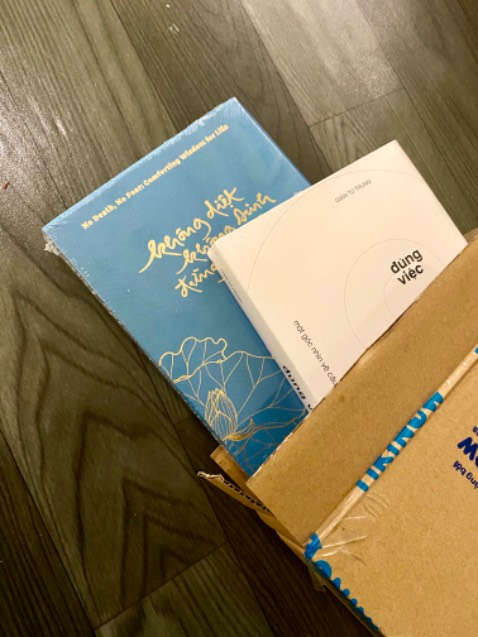 Nói thực là mở cái hộp ra nhìn thấy hai cuốn sách tuy nguyên seal nhưng ko hề có một lớp bọc nào cả, nhìn thấy gờn gợn. Cũng may sách ko hề hấn, cấn móp gì.