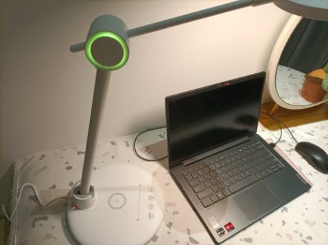 Mua được em đèn này quá là ưng ý luôn. Độ sáng có thể điều chỉnh được, 3 mức độ. Các phần của đèn cũng có thể gấp lại được, bàn làm việc gọn hơn, không tốn diện tích. Có tích hợp sạc không dây, vừa đọc sách, làm việc...vừa tranh thủ sạc điện thoại được luôn. Điểm thích nhất ở đèn này là có thêm 1 đèn phụ, màu RGB lung linh các thứ, nhìn chill phết, xanh đỏ tím vàng các kiểu. Shop tư vấn bán hàng nhiệt tình, bảo hành dài hạn nên mình cũng yên tâm sử dụng. Giá cả hợp lý nữa, mnh sẽ ủng hộ shop dài dà hhhh