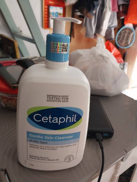 Sữa rửa mặt dịu nhẹ mà dùng bị nóng rát da, quảng cáo nào là chứng minh lâm sàn các kiểu, dùng cho cả da nhạy cảm, mà giờ mìh dùng bị kích ứng thì phản hồi lại kiểu đổ lỗi da khách có vấn đề, trong khi mình dùng sp khác thì k sao, mà xưa nay dùng cetaphil cũng k bị tình trạng bỏng rát như bây giờ, bỏ ra gần 600k mua cục tức. Ng mua cân nhắc !!!