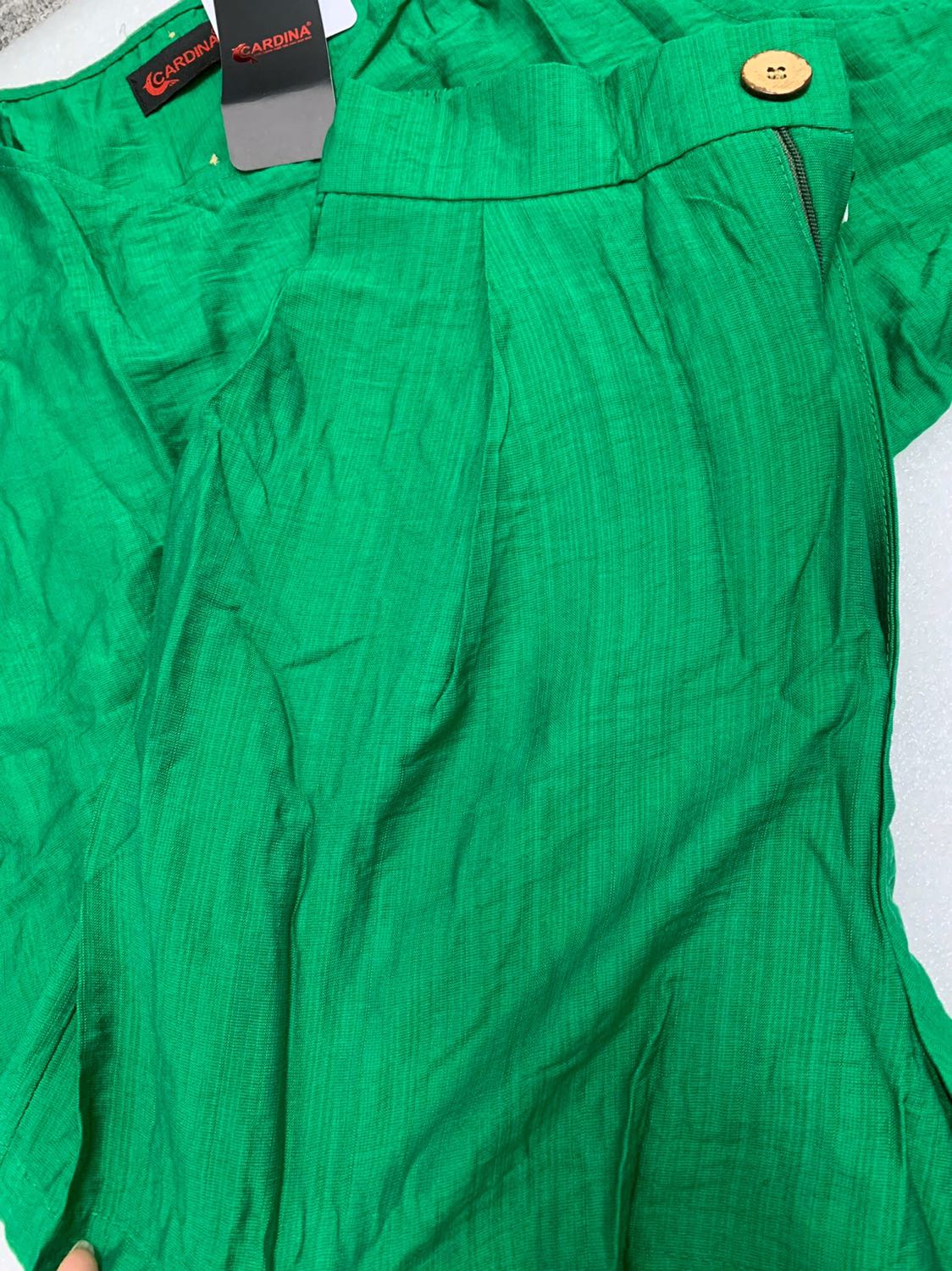 Bộ này thì đẹp, chất đũi xước dễ mặc. Kiểu dáng của bộ này mặc đi chơi, đi biển xinh cực kì. Size chuẩn vừa vặn, màu xanh đẹp y hình