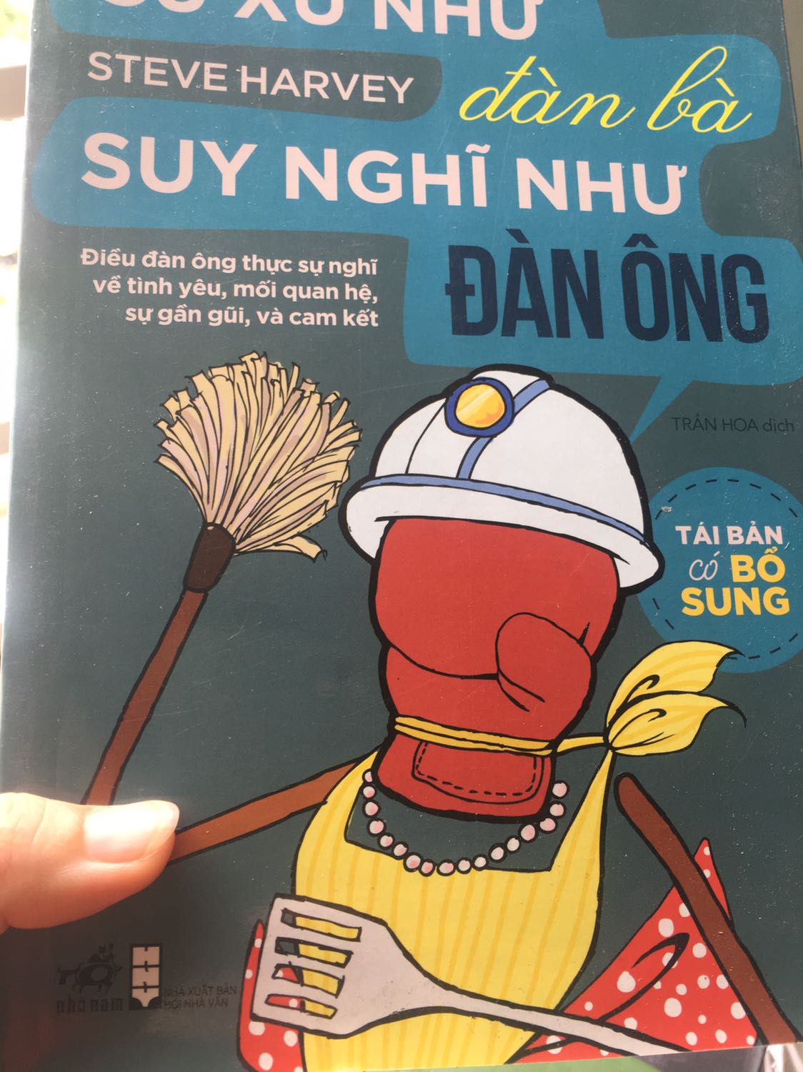 Bạn nên đọc để hiểu rõ hơn về con người có giới tính khác với mình. Và Tôi cảm thấy thích thú khi phát hiện ra những điều mà mình không thể hiểu và chưa hiểu được ở người khác phái.Nên đọc nó. Tôi cho nó 4* vì ngôn từ của dịch giả dẫn dắt những câu từ hơi khó hiểu và tôi phải đọc nó lần 2 thì mới hiểu được cốt chuyện
