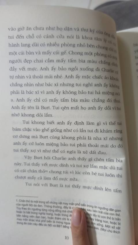 Chời ơi nếu tui nói sai thì cho xin lỗi chứ sách gì mà sai chính tả tùm lum, đọc ngứa mắt lắm luôn, giống như tui đang mua sách lậu vậy á. Màu trang in thì nhạt dần theo từng trang. Còn có mã vạch gì đó mà k check ra. Thực sự rất thất vọng.
