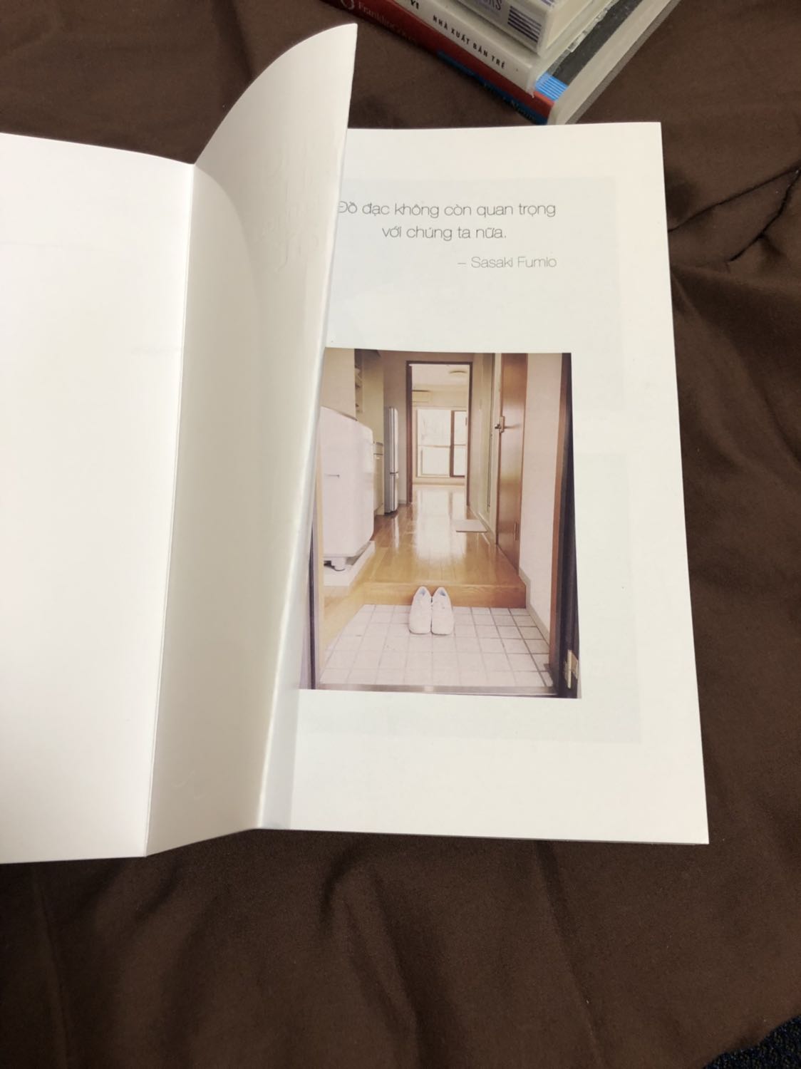 Mình đặt mua có kèm cả book care nhưng khi nhận sách thì k hề có bọc mà vẫn trừ book care của mình
 Nội dung bên trong sách thì chưa bàn đến nhưng rõ ràng là bỏ tiền ra mua sách mới mà còn tệ hơn cả sách cũ của mình ở nhà, bìa sách và giấy bên trong đều nhăn nheo, lại còn bẩn nữa!!!
 Mình ở nước ngoài nên toàn đặt mua rồi nhờ người nhà chuyển sang cho, nên sách có bị lỗi hay gì thì cũng k thể gởi về để đổi trả được!!!