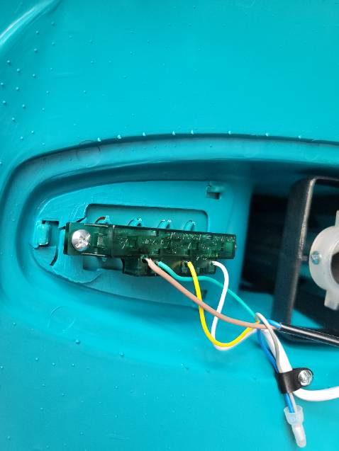 Sản phẩm khi nhận bị bể vở nhiều chỗ, không sử dụng được, cánh quạt thì bị gãy.