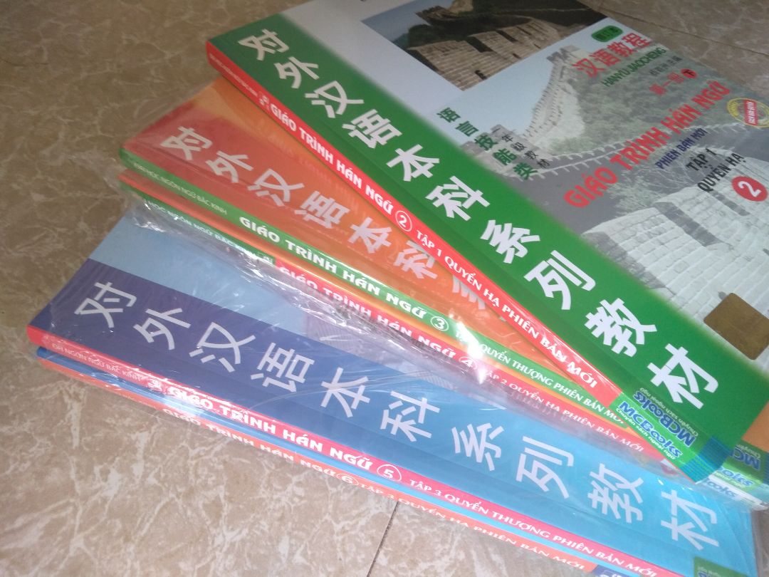 lúc nhận sách thì hộp giấy bị rách to một chỗ nên hơi lo sách bị sao đấy nhưng may quá không sao. Sách rất ổn, chất lượng in tốt nhaa