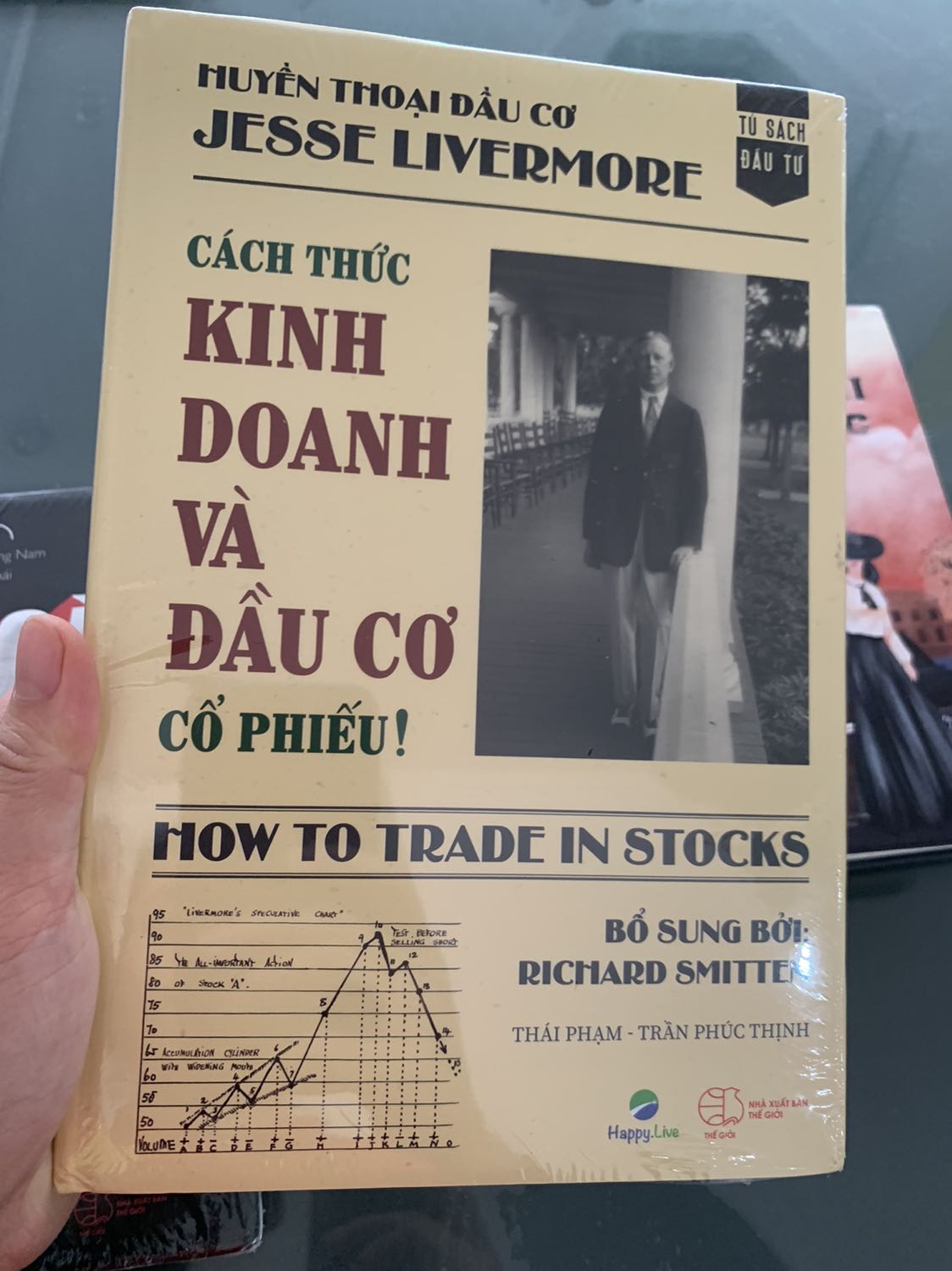 Thấy a review trên youtube hay quá e đặt mua liền. Nghe lời a e sẽ học và làm bài tập thật tốt. Hi vọng e đầu tư hợp lí. Rất bực mình với cách gói hàng của tiki. Không có gì lót sách. Bên vận chuyển thì làm hộp bọc ngoài móp muốn rách luôn. Sách bị móp hết hai đầu.