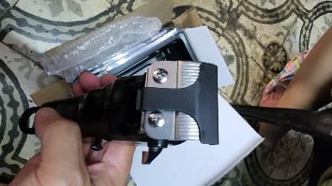 Quá ồn, kêu như lỏng ốc hay do phần gá không chắc chắn, chạy được một lúc thì phần lưỡi cắt nóng ran..