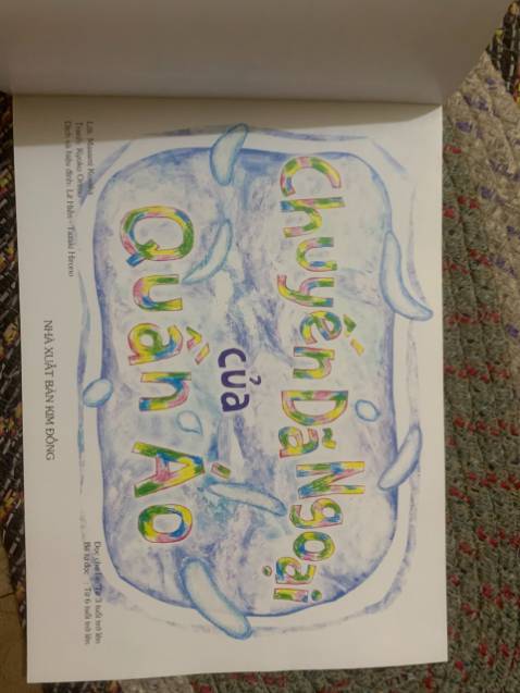 sách của nhật theo suy nghĩ của trẻ nên đơn giản, màu sắc và chữ rõ ràng. bé thích lắm