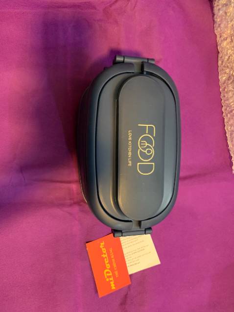 Thấy bảo nhựa nguyên sinh nên mình mua, dugf ko bị ảm mùi thức ăn nên tui nghĩ an toàn lắm nghen! Có thìa dĩa tiện lợi. Ưng ý lắm nhé shop. Giao hàng cũng nhanh nữa dùng tạm ảnh khác để đánh giá.dày dặn nóng cũng ok dùng dc đóng hành chắc chắn
sản phẩm giống như mô tả trong hình ảnh minh họa