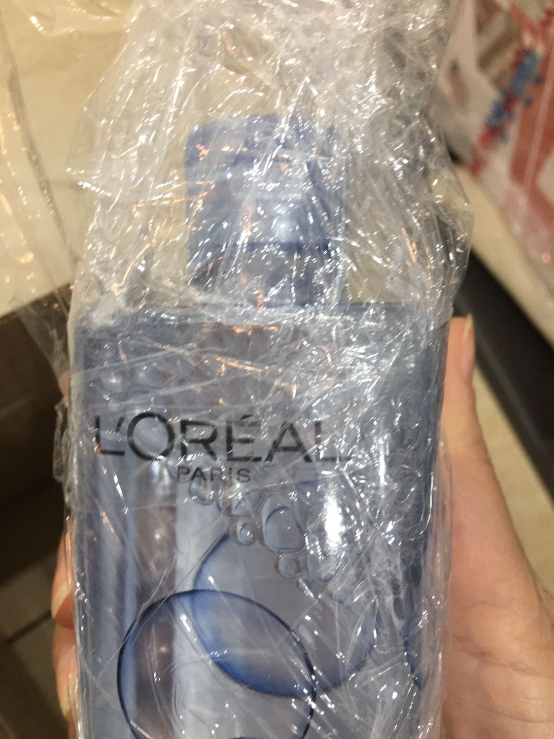 Rõ ràng mua hàng từ chính hãng (cửa hàng của L’oreal) nhưng lần này sản phẩm đóng gói rất sơ sài, chai nước tẩy trang chỉ được quấn vài lớp màng chít rồi để trong hộp giấy; chai không có tem niêm phong hay bao bì gì cả, thực sự không biết có phải hàng thật không nữa :(