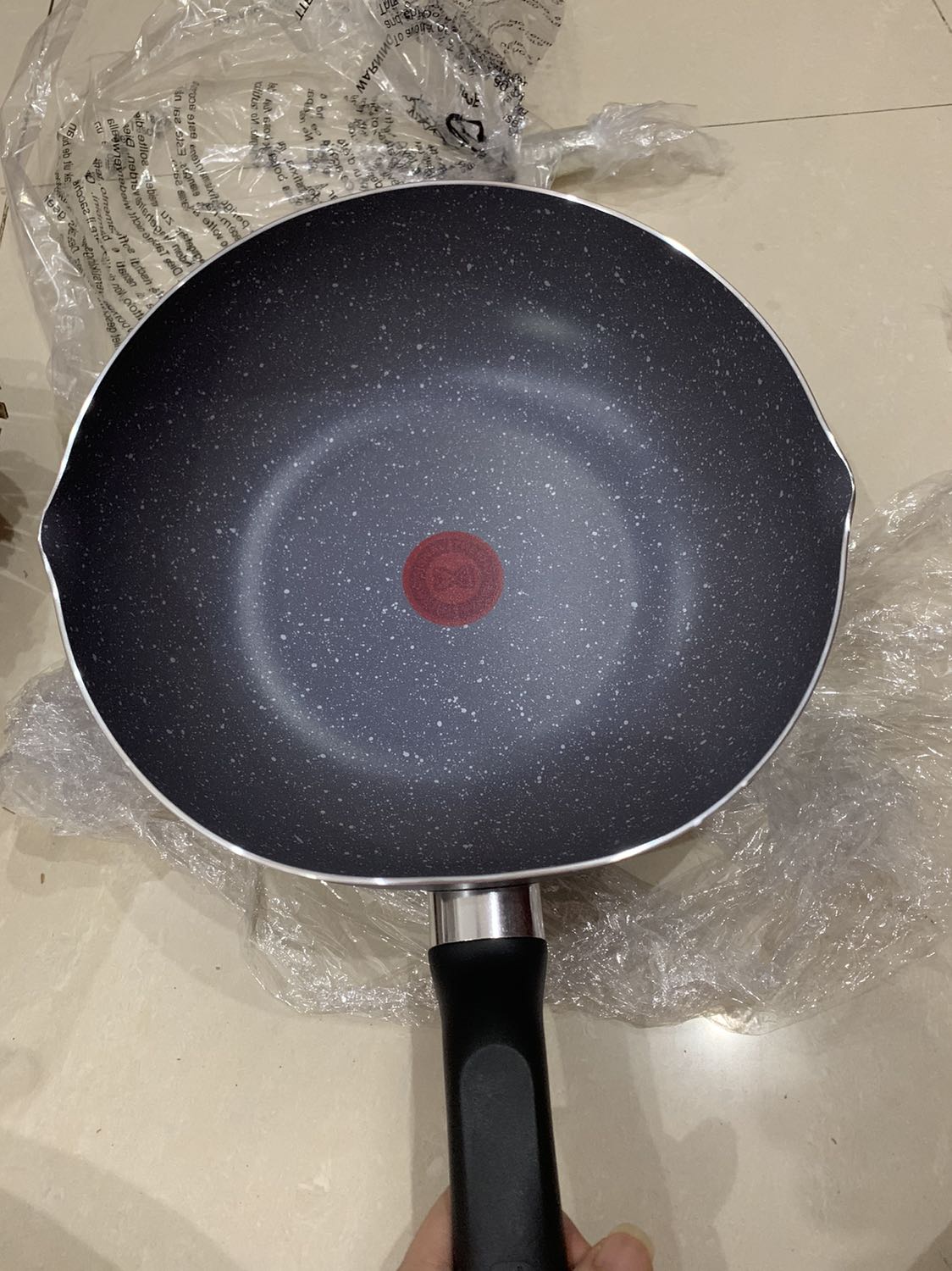 Chưa dùng nên chưa có đánh giá chất lượng nhưng riêng khoản chảo giao đến hàng méo móp như này chỉ đáng 1 sao. 
Hàng Tefat do VN phân phối đọc thấy nhiều người ý kiến chất lượng kém, giao hàng thường bị méo móp. Chưa dùng nên chưa có đánh giá chất lượng nhưng riêng khoản chảo giao đến hàng méo móp như này chỉ đáng 1 sao. 
Hàng Tefat do VN phân phối đọc thấy nhiều người ý kiến chất lượng kém, giao hàng thường bị méo móp.