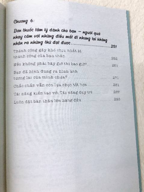 Sách siêu xinh, nội dung cũng khiến mình ấm áp thêm và biết trân trọng bản thân mình hơn. Sách có tặng thêm 4 bookmark ko ấn tượng lắm, nhưng cũng ko phải là xấu, mình định cắt mấy tấm hình ra xem chừng làm được nhiều việc hơn:))) Tuy nhiên sách dù được bọc kính nhưng lại bị móp vài chỗ trên cạnh sách, thấy hơi buồn...