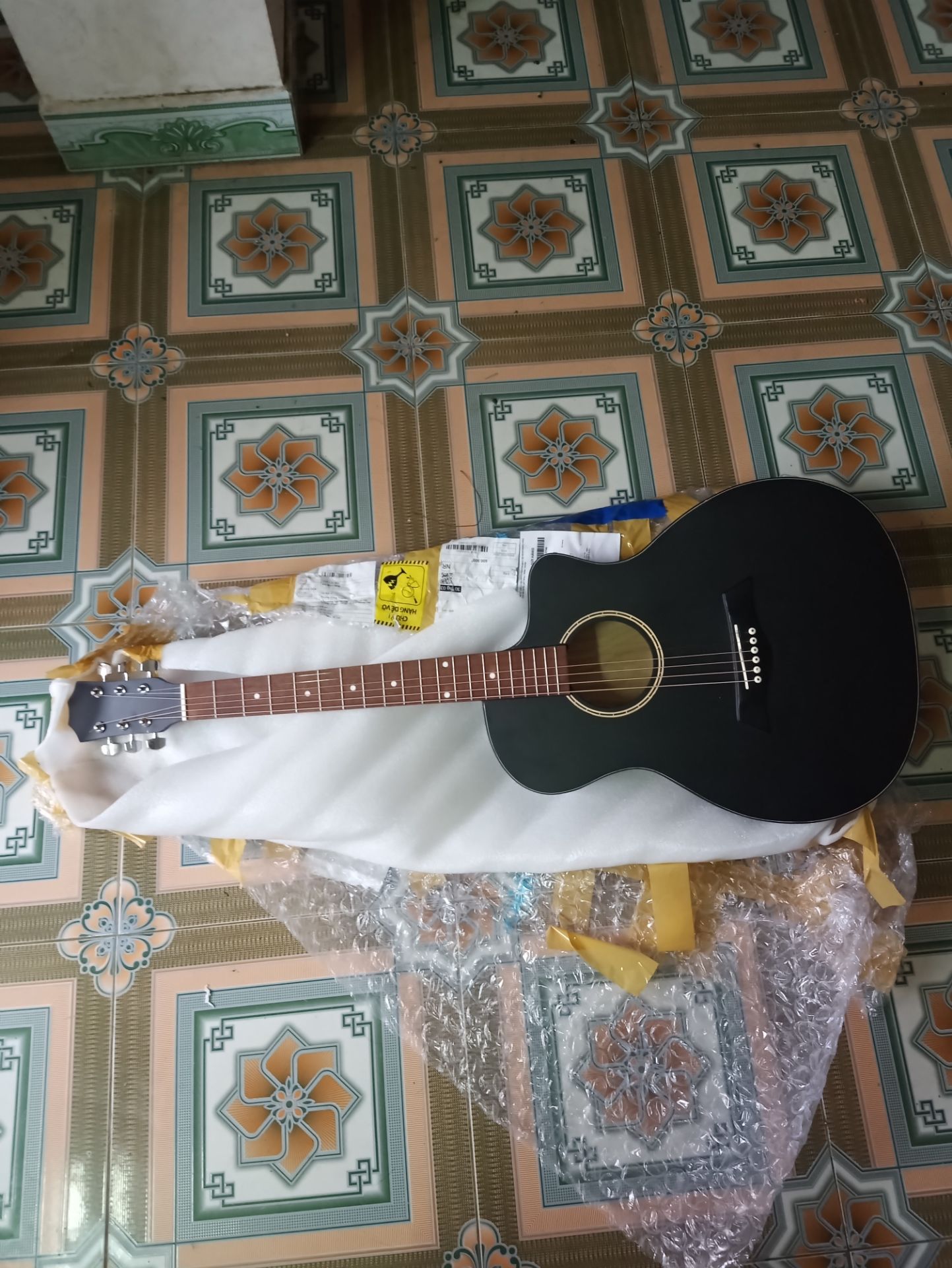 hàng không đúng màu ,tự nhhieen giao màu đen trong khi để hình màu vàng gỗ buồn