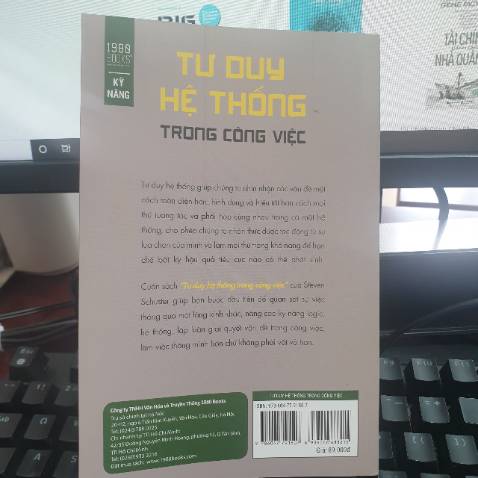Cuốn sách viết với nội dung đơn giản, dễ hiểu và gắn gọn về tư duy hệ thống trong công việc. Nhằm giúp người đọc tư duy với một cách nhìn toàn diện, sâu chuỗi các vấn đề có liên quan hữu hình và vô hình lại với nhau, đem đến những hiểu biết ngày càng sâu sắc gốc rễ, nền tảng. Qua đó tác giả cũng trình bày những hạn chế của Tư duy tuyến tính; Tư duy theo định hướng sự kiện; Tư duy ngoại biên và tư duy phản biện.