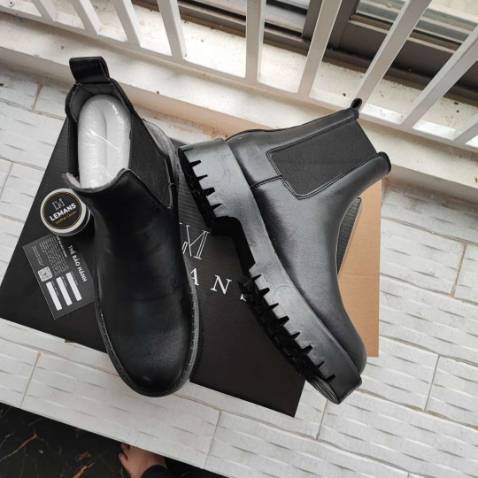 1,đóng gói cẩn thận, chống shock hộp tem bảo hành đủ 12 tháng
2,tư vấn trả lời thân thiện nhiẹt tình,nhanh
3,shop tặng kèm xi giày,thiếu shop vẫn cẩn thậnđóng gói gửi bù tặng khách
4,giày  form đẹp đúng kiểu mk  thích,đi êm lắm đế cao su đúc
5,giày cổ cao nên xỏ v, tháo raxót lắm🤕
Ncl bền lâu,giữ form thì cần time nhg cskh của shop cực kì chu đáo,mn yên tâm về sp và shop 10đ