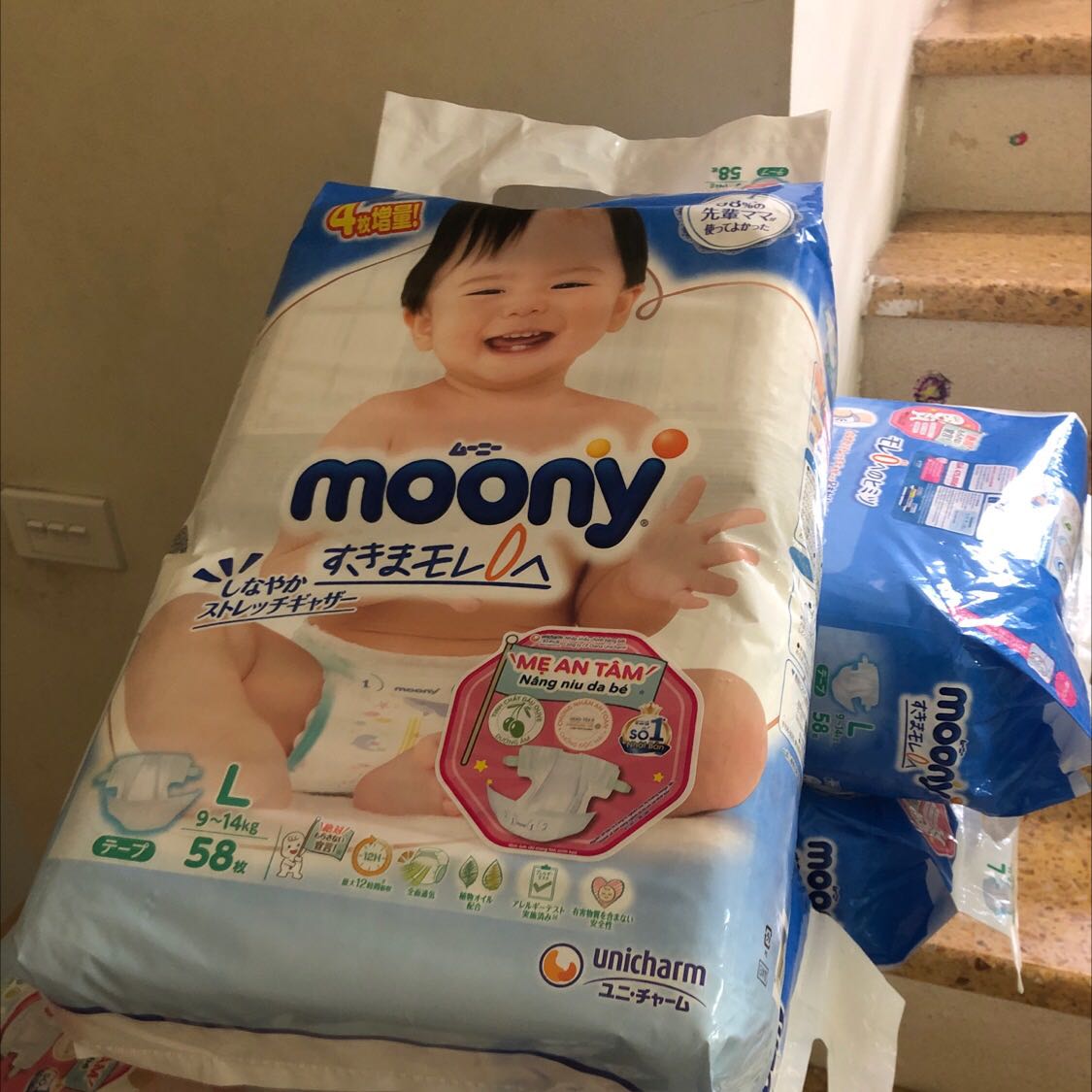 Giao hàng nhanh hơn thời gian dự kiến tận 2 ngày luôn. 
Đầy đủ quà tặng kèm, bọc hàng cẩn thận.
4 bịch thì 2 bịch sx tháng 10 2 bịch tháng 11.
Mình mua là 54+4 là 58 miếng luôn.