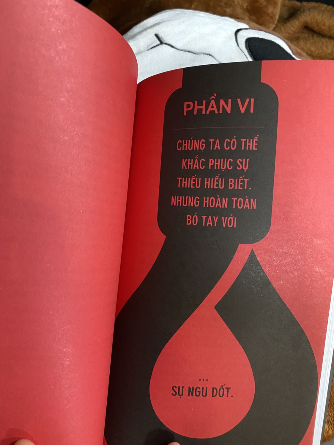 Thấy sách mới của Dave Trott là mua ngay, fan cứng ở đây chứ đâu.

 Cứ tưởng cuốn này lại tập trung vào đề tài sáng tạo như những cuốn trước nhưng không các bạn ạ. Mình thấy nội dung và thông điệp tác giả muốn truyền tải trong cuốn này tổng quan hơn, dành cho nhiều đối tượng hơn. Nó không chỉ gói gọn trong tư duy sáng tạo truyền thông như những cuốn trước mà là tư duy đa chiều trong việc giải quyết mọi vấn đề. Rất rất rấttt thích cách khai thác bài học từ những câu chuyện trong lịch sử của cuốn này. Đặc biệt là chuyện về sự ra đời của từ điển Oxford (được xây dựng bởi một tội phạm tâm thần!!)

 Đánh giá 10/10 cho chủ đề tư duy, nên đọc mỗi ngày một vài trang.