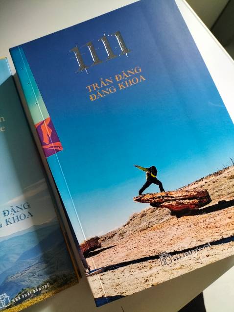 Bất ngờ với thời gian giao hàng của Tiki, đã đồng hành với tiki rất lâu nhưng đây là lần đầu nhận hàng ngay sau khi đặt hôm trước (chưa đầy 1ngày)... Có lẽ vỉ thế mà phí ship cũng hơi cao :)))) 
 Nhưng mà sách đẹp, đẹp lắm luôn..!! Chất giấy tốt, mướt tay nếu sách mà in màu nữa thì 100₫ !!!
 Tiki đóng gói ổn hơn lúc trước nhiều rồi, mặc dù vẫn chưa hài lòng lắm (nhưng đã có ốp giấy chống xốc ở ngoài)....