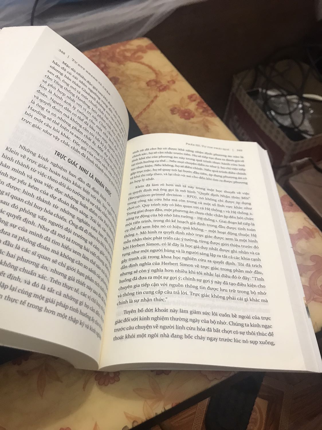 Sách về tay còn nguyên vẹn ko móp méo cong vênh gì cả. Form sách cứng, chắc, bền. Dùng đc 1 thời gian rồi vẫn chưa xuống cấp