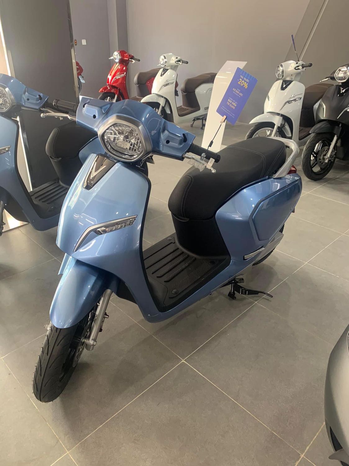 XE ĐIỆN VINFAST KLARA A2✨
✨ PHIÊN BẢN NÂNG CẤP VƯỢT TRỘI 2021✨

SỰ TRỞ LẠI VÀ LỢI HẠI HƠN XƯA CỦA VINFAST KLARA A2...

💥 XE Chạy được vận tốc lên tới 60km/h so với phiên bản cũ 48km/h.

💥 QUẢNG ĐƯỜNG 1 lần sạc đầy xe chạy được tới 90KM (Vận tốc tiêu chuẩn 30km/h).

💥 XE có tiêu chuẩn chống nước IP57,67 (có thể lội nước 0,5m trong vòng 30 phút)

💥 XE được bảo hành lên tới 3 năm không giới hạn số KM trên hệ thống Toàn quốc.