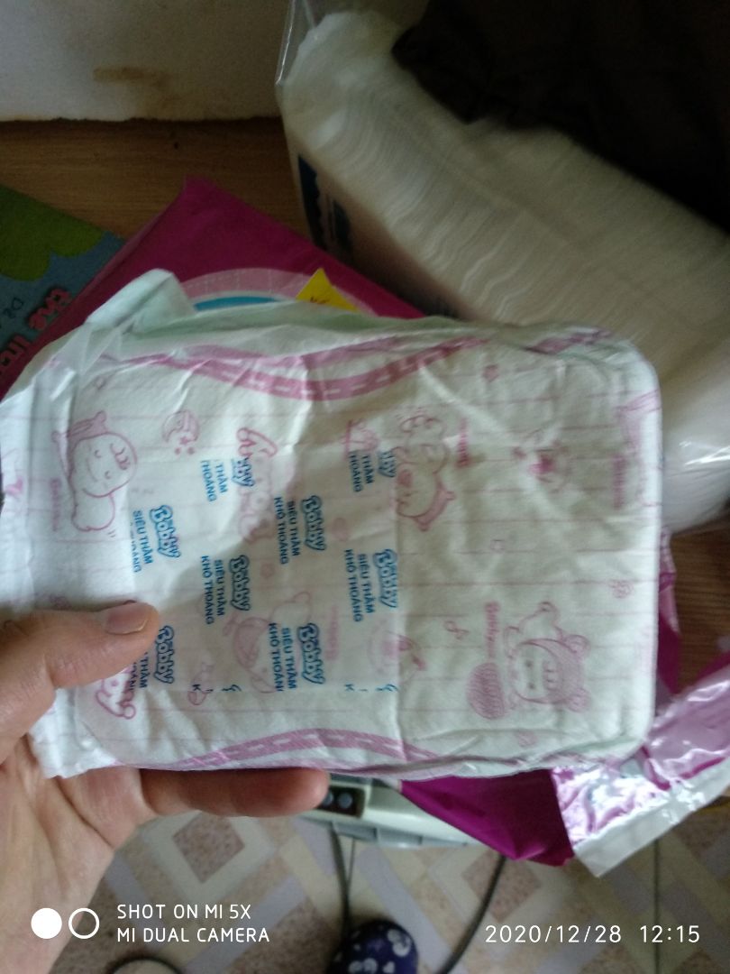 miếng lót thấm hút khá tốt. tuy nhiên thi thoảng hạt gel bị bung ra ngoài để lại li ti trên da bé. mua hàng tiki nên khá yên tâm miếng lót thấm hút khá tốt. tuy nhiên thi thoảng hạt gel bị bung ra ngoài để lại li ti trên da bé. mua hàng tiki nên khá yên tâm