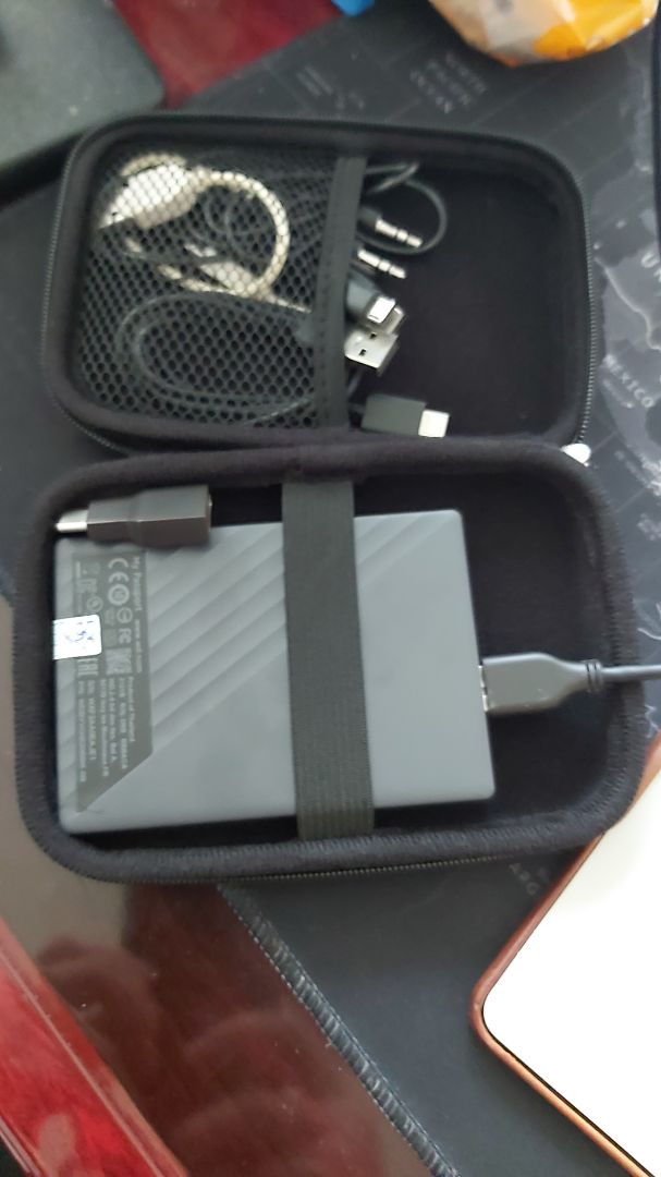 Sản phẩm cứng cáp, tuy nhiên to hơn hình mẫu nên rộng hơn ổ 2,5 khá nhiều. Nên hơi bất tiện khi không mang được trong túi chống sốc của surface. Sản phẩm cứng cáp, tuy nhiên to hơn hình mẫu nên rộng hơn ổ 2,5 khá nhiều. Nên hơi bất tiện khi không mang được trong túi chống sốc của surface.