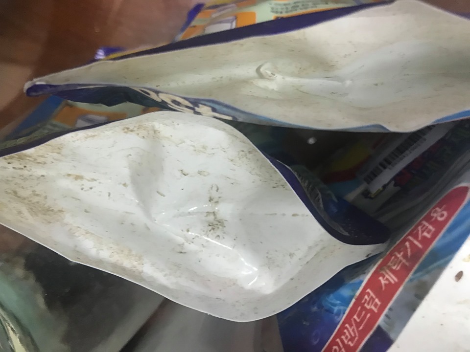 Tôi mua bộ ba gói thì một bộ nguyên vẹn còn một bộ băng dính bị bục ra và bao bì hơi rách chưa kể bên ngoài vô cùng bẩn toàn đất như kiểu hàng bị rơi xuống bùn vậy. Tôi đã mua sản phẩm này nhiều lần ,nói chung hàng dùng ổn, chỉ có lần này bị như vậy. Đề nghị Tiki kiểm tra hàng kỹ trước khi đóng gói .