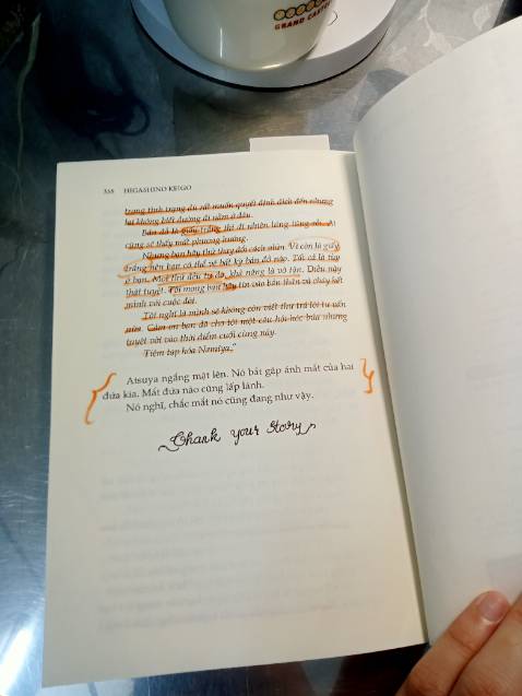 Cuốn tiểu thuyết rất cuốn hút, bạn sẽ tưởng mọi thứ là những câu chuyện rời rạc, cho đến nửa cuốn sau bạn lờ mờ nhận ra mọi thứ có liên kết. Đến cuối cùng mọi thứ lại liên kết với nhau thật chặt chẽ, thật logic. 'Điều kỳ diệu của tiệm tạp hoá Namiya" là chuỗi những câu chuyện rất nhân văn, rất ấm áp.
Review một chút về sách xong rồi giờ nói về cảm nhận cá nhân xíu!!.
Lúc đầu, mình đã không tìm hiểu hay xem bất cứ review nào chỉ đơn giản mua vì bìa sách khá đặc biệt. Sau khi về thì có giở ngay trong bìa sách, có giới thiệu tác giả, thấy ông chuyên viết về tiểu thuyết trinh thám. Mình đã nghĩ: "Vậy đã mua nhầm tiểu thuyết trinh thám"( hông phải hông thích tiểu thuyết trinh thám, mà giờ chưa muốn đọc lại thể loại này thui;). Nhưng mà nhờ tác giả là một người chuyên về thể loại này, nên mọi thứ logic đến không tưởng. Cuốn sách quá ấn tượng nên mình sẽ để lại chiếc comment dài dài.:)))