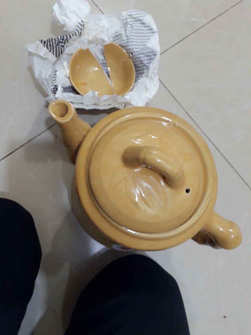 Tiki vận chuyển lỗi làm vỡ của tôi cái bát bên trong.
Sản phẩm trông khá đẹp nhưng tính năn kém. Đổ 3 bát nước mà mới được 2 bát đã nhảy đi nhảy lại  từ chế độ nấu sang chế độ ủ. Trong khi tài liệu hướng dẫn là còn khoảng 1 bát mới tự động ngắt.
Đèn thì dán tờ giấy mỏng khẽ động đến đã bong ra.