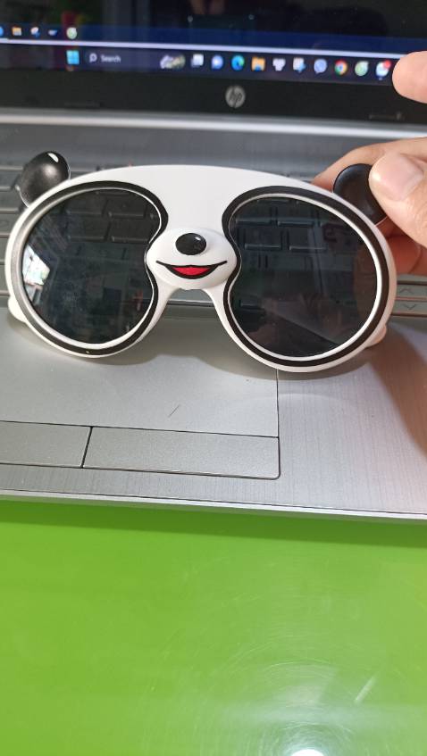 Giao hàng nhanh, kính dễ thương, bé mang rất hợp. Kính này nhỏ nên bé nào mặt to to thì kính hơi bé nhé