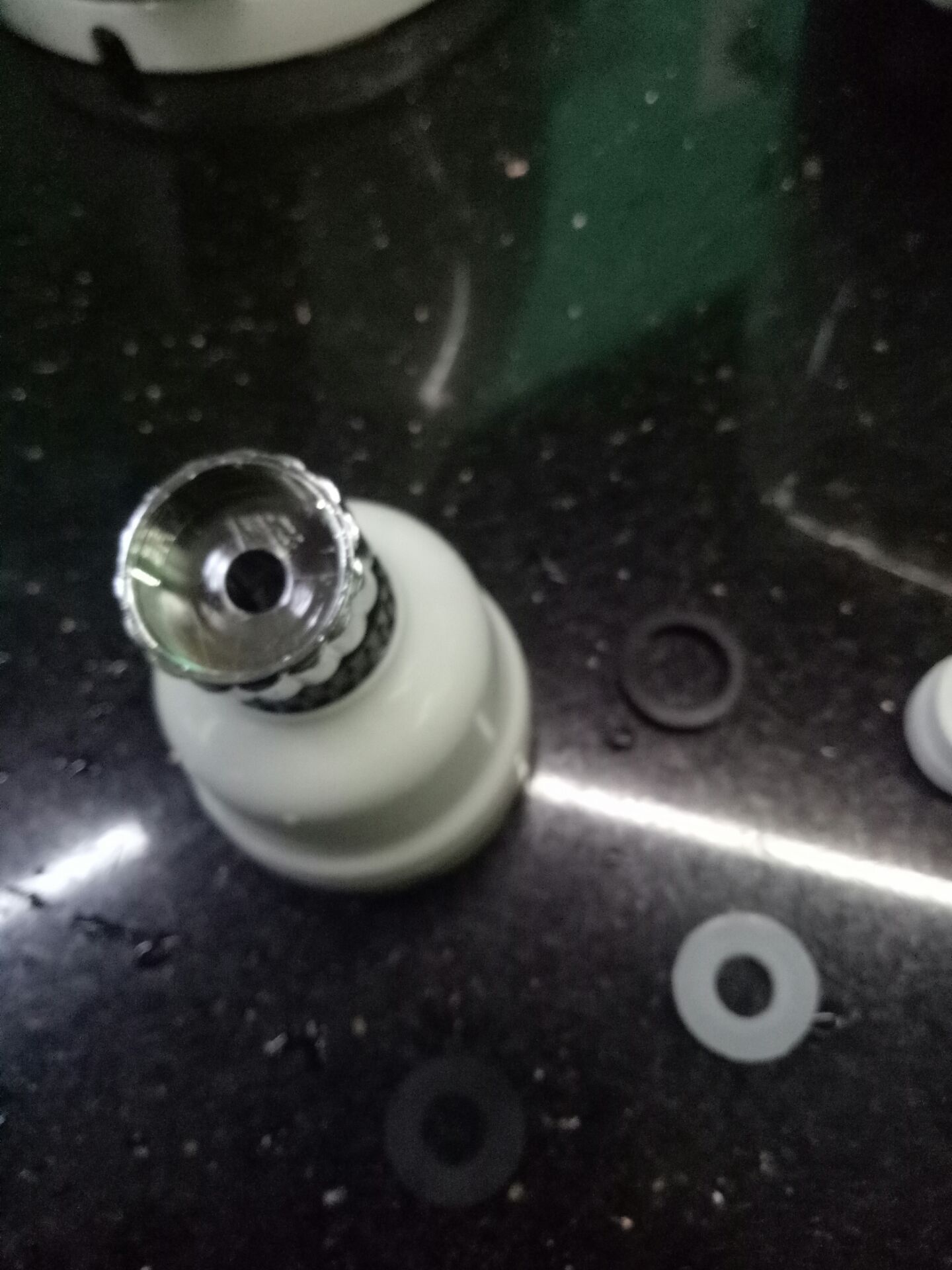 chiều mới nhận hàng xong,  lắp vào vòi nước bồn rửa chén rất vừa vặn, đầy đủ  phụ  kiện,  very good,  hơn cả  mong đợi.