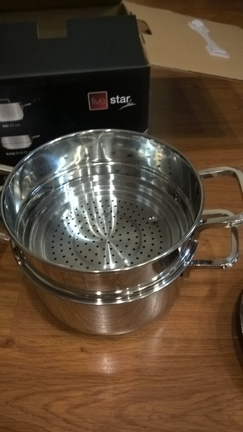 Cái nồi đáy rất dày và nặng, thân nồi hút từ ( nồi các nước inox 304 không có hiện tượng này ) nên trừ điểm. Ưng mỗi cái xửng hấp .