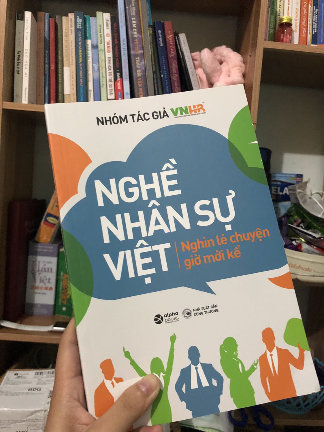 Mình vừa nhận sách hôm nay. Sách đóng gói đẹp và chắc chắn. Mình tìm hiểu vấn đề nhân sự bữa giờ mà chưa tìm được quyển sách phù hợp. May mắn sao rà trên tiki thấy quyển này nên hốt em về nhanh. Sách cho mình nhiều góc nhìn hữu ích về nghề Nhân Sự tại VN lắm. Mình vừa nhận sách hôm nay. Sách đóng gói đẹp và chắc chắn. Mình tìm hiểu vấn đề nhân sự bữa giờ mà chưa tìm được quyển sách phù hợp. May mắn sao rà trên tiki thấy quyển này nên hốt em về nhanh. Sách cho mình nhiều góc nhìn hữu ích về nghề Nhân Sự tại VN lắm.